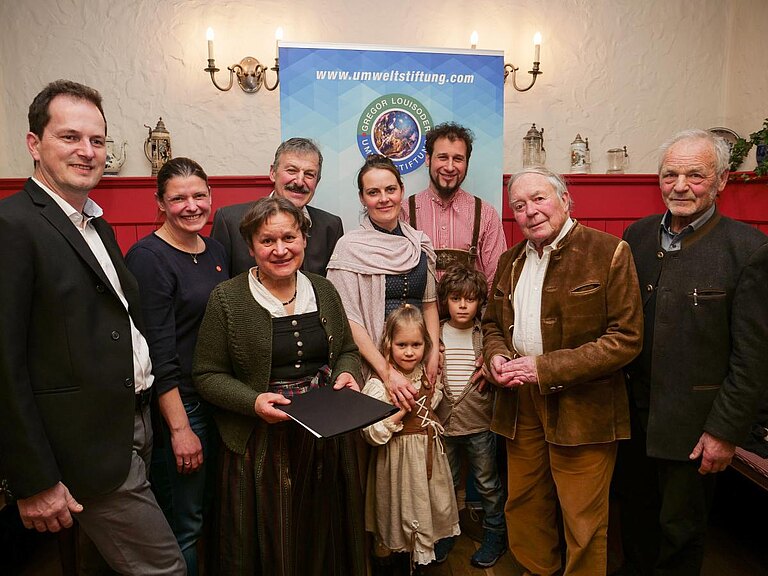 Preisverleihung: Stiftungsvorstand Claus Obermeier, Agnes Becker (Initiatorin Artenvielfalt-Volksbegehren), Maria und Hans Lochbrunner, Alice und Albert Lochbrunner mit Linda und Lenz, Dieter Wieland (Dokumentarfilmer), Stephan Kreppold (Bio-Pionier)